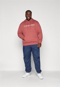 Calvin Klein HERO LOGO COMFORT HOODIE - Camisola - apple butter