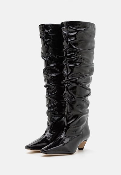 Knee-high mustad mustadest, läikivas patendina, kus on kortsunud disain, terav nina ja madal, nurgeline konts.