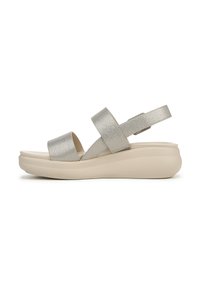 Sandali metallici argento con due ampie cinghie, una cinghia posteriore e una suola a cuneo imbottita beige. Materiale testurizzato dal design minimalista.