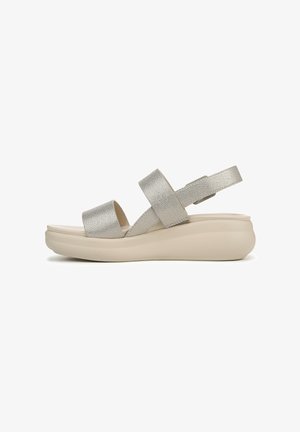 Zilveren metallic sandalen met twee brede banden, een achterband en een beige gevoerd wigzool. Gestructureerd materiaal met een minimalistisch ontwerp.