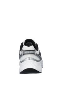 Zapatilla de running Skechers en negro, blanco y plata. Presenta una parte superior texturizada, un cuello acolchado y una suela de goma duradera.