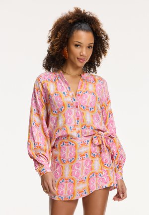 Patroon jurk in roze, oranje en blauw; met een knoopsluiting, lange mouwen en een gestrikte taille. Lichtgewicht stof.