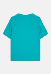 T-shirt bleu turquoise à manches courtes en tissu lisse, avec un col rond et une coupe décontractée sans motifs ni accents.