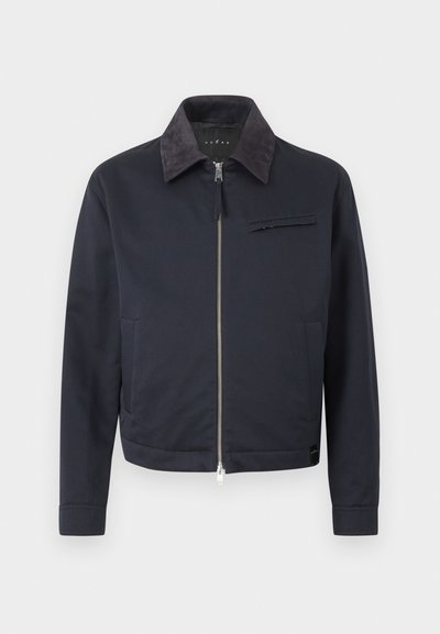 Ανδρικό navy blue μπουφάν με φερμουάρ, σκούρο γιακά, μακριά μανίκια, δύο πλευρικές τσέπες και μία οριζόντια τσέπη στο στήθος με φερμουάρ.