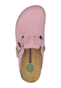 Scarpa stile clog in pelle rosa chiaro con cinturino regolabile, punta tondeggiante e soletta in sughero naturale che presenta un logo a spirale verde.