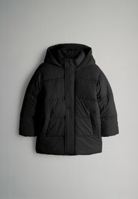 Sort pufferjakke med hætte, med et quiltet design, to frontlommer og knaplukning. Glat, letvægtsstof.