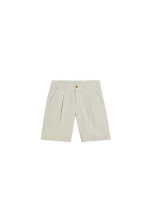 Pantalones cortos beige a medida con pliegues delanteros, bolsillos laterales, trabillas para cinturón y cierre con botón en la cintura.