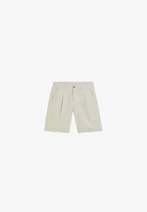 Pantalones cortos beige a medida con pliegues delanteros, bolsillos laterales, trabillas para cinturón y cierre con botón en la cintura.