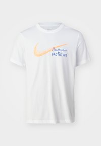 TEE FOUNDERS - Spordi T-särk - white
