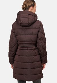 Bruine pufferjack met capuchon, voorzien van doorgestikte delen, geaccentueerde taille en lange mouwen. Gladde textuur met een subtiele glans.