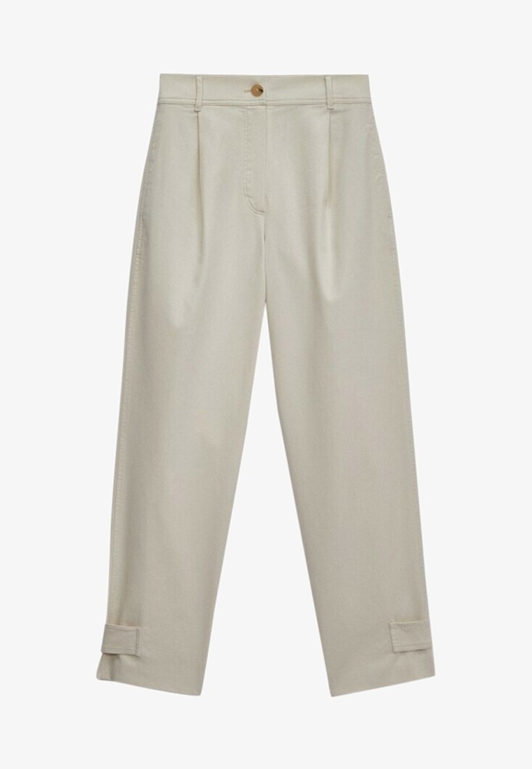 Pantalon beige taille haute à jambe droite, avec plis sur le devant, fermeture par bouton et zip, passants pour ceinture, et brides réglables aux poignets.