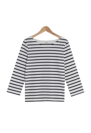 Langarmshirt mit weißem Grund und navyblauen horizontalen Streifen, runder Ausschnitt und weichem Baumwollstoff, hängt an einem Holzkleiderbügel.