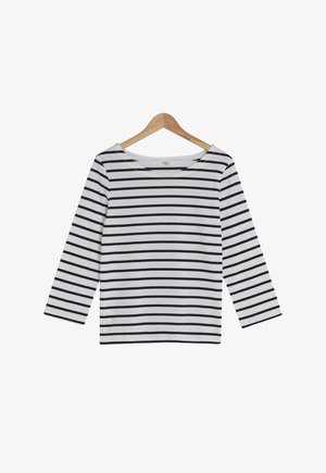 Langarmshirt mit weißem Grund und navyblauen horizontalen Streifen, runder Ausschnitt und weichem Baumwollstoff, hängt an einem Holzkleiderbügel.