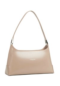 Borsa a spalla in pelle beige dalla forma elegante, con dettagli in metallo color argento e un logo discreto impresso sulla parte anteriore.