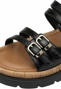 Černé sandály na tenkých řemíncích s dvěma zlatými sponami, korkovou stélkou a strukturovaným svrškem. Elegantní design s podpůrným provedením.