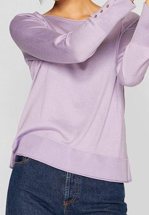 Pull léger violet avec un col rond, des poignets et un ourlet côtelés, agrémenté de boutons sur les manches. Texture douce ; porté avec un jean foncé.
