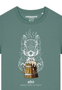 Teal T-shirt met een afbeelding van een eekhoorn die een houten bierpul vasthoudt, met witte contouren en de tekst "aftS DIEREN UIT HET ZUIDEN."