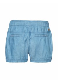 Vaaleansiniset farkkushortsit, joissa on joustava vyötärö, kahdella takataskulla ja sileä pinta. Yksinkertainen muotoilu, rento tyyli.