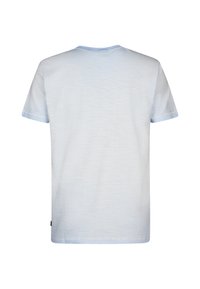 T-shirt bleu clair à manches courtes avec un col rond, en coton doux, présentant une texture subtile et un ourlet droit. Sans logo visible.