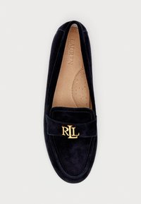 Marineblauwe suède instappers met een ronde neus, een gouden "RL" logo aan de voorkant en een geperforeerde inlegzool voor ademend vermogen.