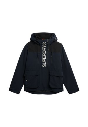Marineblauwe hooded jack met zwarte schouderpanelen, twee grote voorzakken, verticale "SUPERDRY" logo langs de voorkant van de rits.