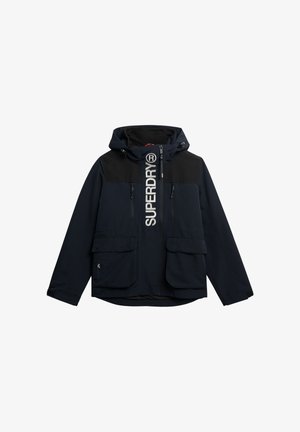 Granatowa kurtka z kapturem z czarnymi panelami na ramionach, dwie duże kieszenie z przodu, pionowe logo "SUPERDRY" wzdłuż suwaka z przodu.