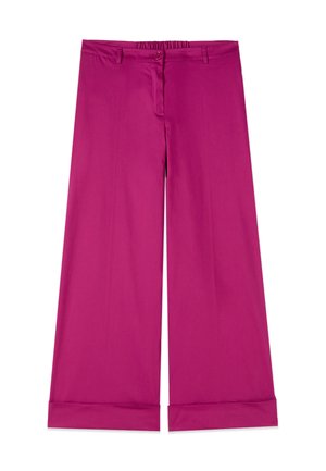 Pantalon large fuchsia raccourci avec fermeture par bouton et fermeture éclair, passants pour ceinture et ourlets retroussés, posé à plat sur un fond blanc.
