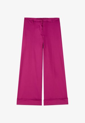 Szerokie spodnie o szerokich nogawkach w kolorze fuksji, skrócone, z zapięciem na guzik i zamek, szlufkami na pasek oraz podwiniętymi nogawkami, ułożone płasko na białym tle.