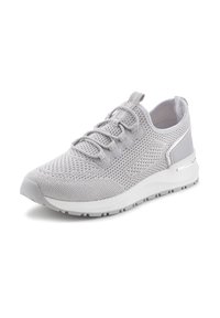 Hellgrauer Sportschuh mit einem atmungsaktiven Mesh-Obermaterial, strukturiertem Oberflächen, gepolsterter Ferse und einer Gummisohle für Traktion und Unterstützung.