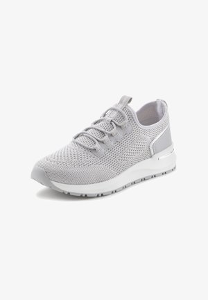 Hellgrauer Sportschuh mit einem atmungsaktiven Mesh-Obermaterial, strukturiertem Oberflächen, gepolsterter Ferse und einer Gummisohle für Traktion und Unterstützung.