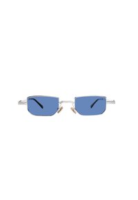 Occhiali da sole rettangolari con tonalità blu, montatura in metallo argentato e aste nere. Presentano cuscinetti nasali per il comfort e un design semplice.