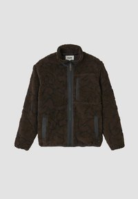 Veste en polaire marron avec une surface texturée et à motifs, fermeture éclair à l'avant et accents noirs sur les poches et les poignets. Design à col haut.