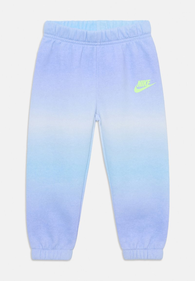 Pantalones de chándal Nike para niños con cintura y puños elásticos, que presentan un degradado de azul a lavanda y un logo de Nike en neón amarillo en el muslo izquierdo.