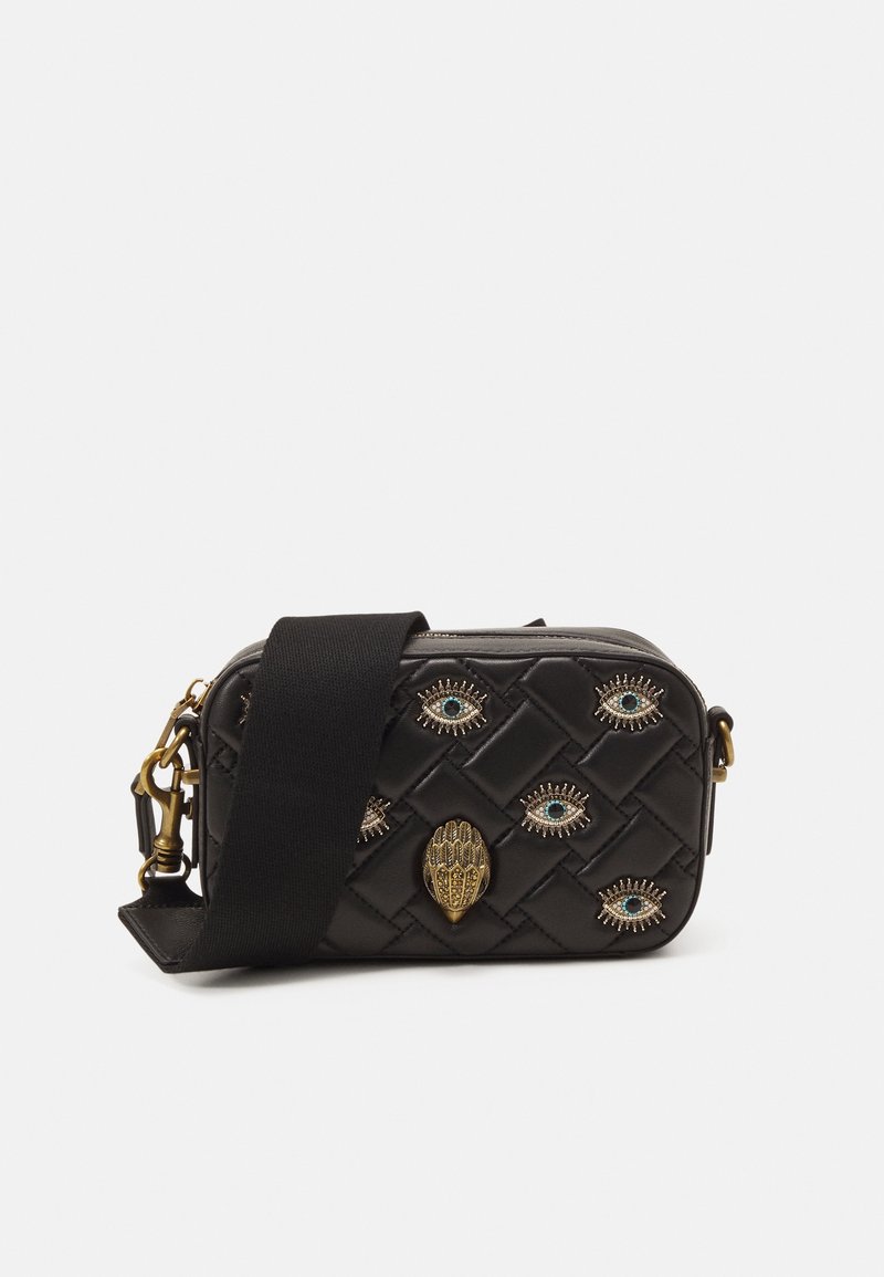 Borsa a tracolla nera trapuntata con ampia tracolla nera, decorata con sei elementi metallici a forma di occhio e un ornamento a forma di mano dorata.