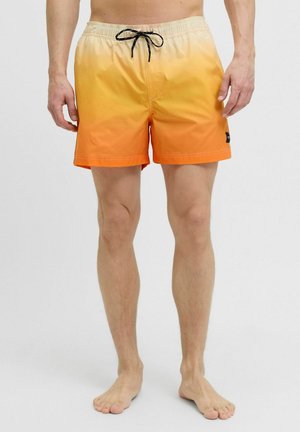 Pantaloncini da bagno da uomo con una sfumatura di arancione a giallo, materiale leggero, vita elastica con un cordoncino nero e tasche laterali.