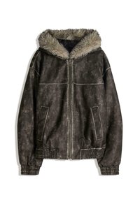 Brun faux läderjacka med en foder i päls kring huvan, två framfickor, ribbade ärmslut och dragkedjestängning. Texturerad yta med kontrasterande sömmar.