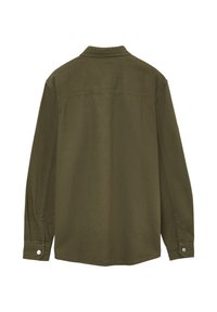 Camicia a maniche lunghe verde oliva con collo a punta, cucitura a yoke sul retro e polsini con bottone. Realizzata in un tessuto texturizzato.