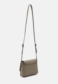 Borsa a tracolla in taupe chiaro, realizzata in pelle liscia. Presenta un lembo pieghevole e una lunga tracolla regolabile. Design minimalista.