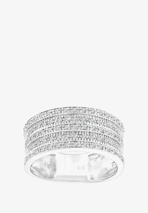 Srebrn večvrstni prstan z več vrsticami majhnih, svetlečih prozornatih kamnov, vgrajenih v poliranem kovinskem zaključku, z gladkim notranjim delom.