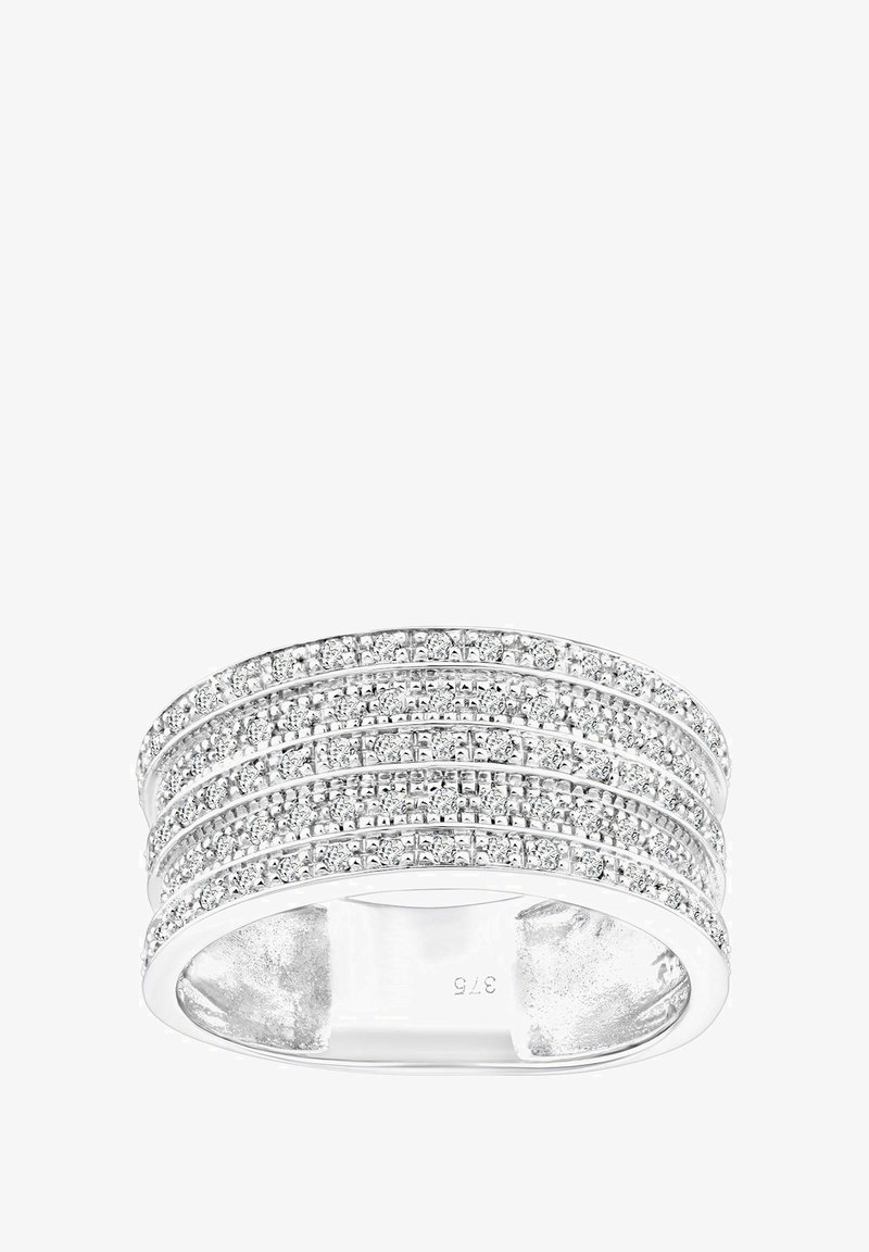 Srebrny pierścionek wielorzędowy z wieloma rzędami małych, błyszczących przezroczystych kamieni osadzonych w wypolerowanej metalowej powierzchni, z gładkim wnętrzem.