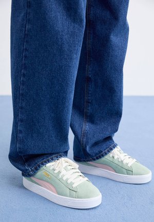 MERRY X MAS - Skate shoes - green fog/island pink