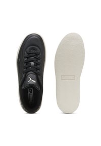 Zwart lederen sneaker met witte rubberen zool, voorzien van vetersluiting, gevoerde kraag en logo op de tong. Gladde textuur met subtiele accenten.
