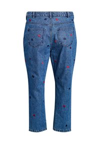 Jeans de mezclilla azul con un corte relajado, que presentan bordados de corazones en rojo y azul oscuro, cuatro bolsillos y un dobladillo con vuelta.