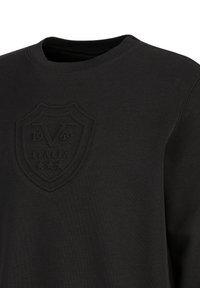 Zwarte sweatshirt met een ronde hals, een textuurdesign van een schild met "1969" en "ITALIA" in het midden, gemaakt van zachte stof.