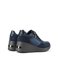 Sneakers navy con tomaia in suede e tessuto, dotate di chiusura con zip, accenti a contrasto e una suola platform grigia chunky con dettagli metallici.