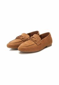 Mocasines de ante marrón con punta redonda, suela de goma plana y detalles decorativos sobre el empeine. Textura suave con un diseño minimalista.