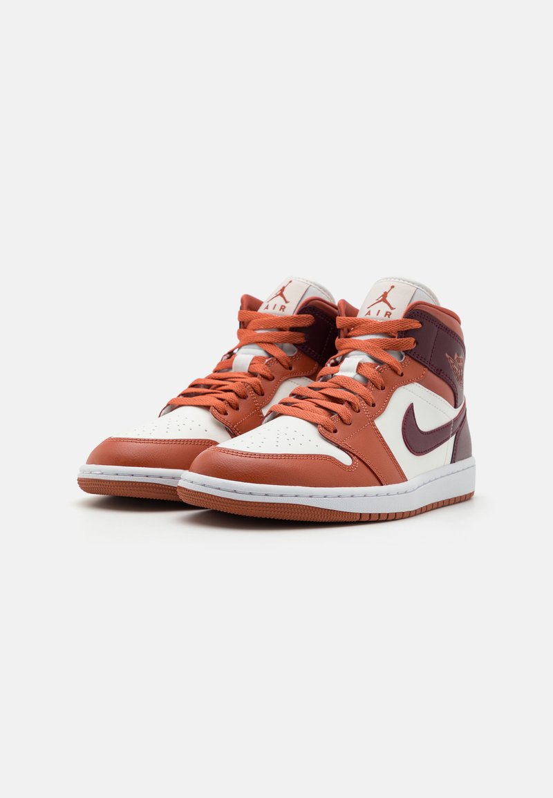 Baskets montantes en cuir orange, blanc et bordeaux. Comprend un bout perforé, des accents texturés et une semelle en caoutchouc avec une semelle intermédiaire blanche.