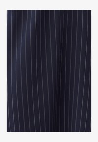 No seleccionado, navy pinstripe