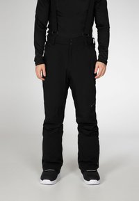 Pantaloni da neve neri impermeabili con bretelle regolabili, design a gamba affusolata, multiple tasche e aree rinforzate alle caviglie.