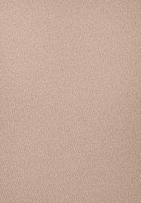 Beige stof met een geribbelde textuur, met gelijkmatig verdeelde verticale lijnen. Het materiaal is zacht en rekbaar, ideaal voor kledingtoepassingen.